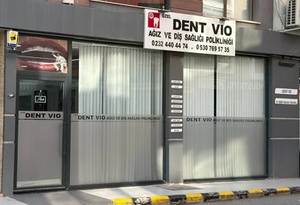 The entrance and sign of Dent Vio clinic in Buca